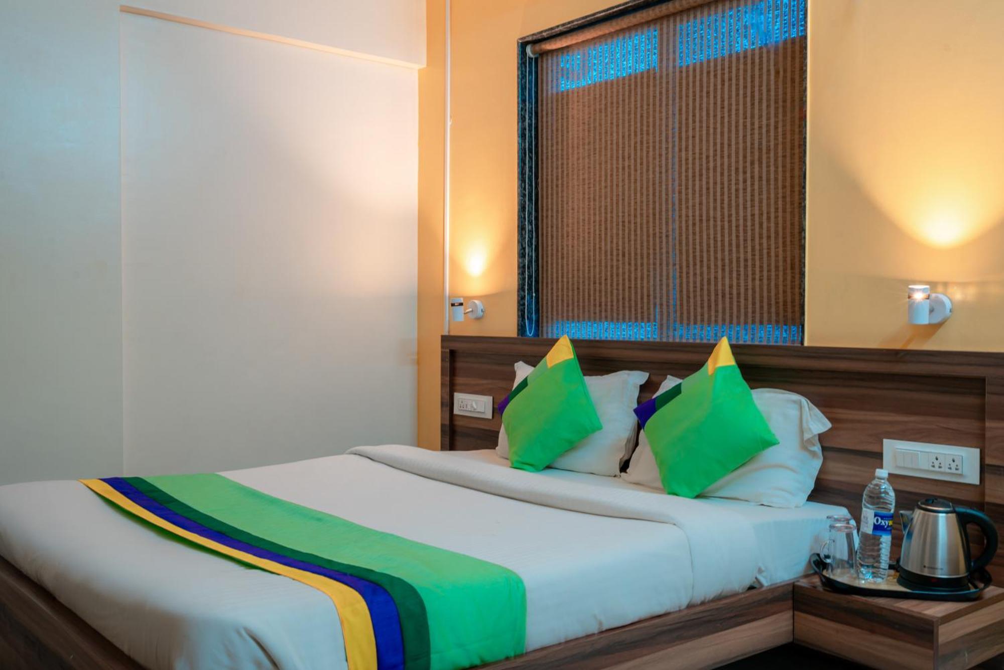 Treebo Trend The White Castle Hotell Pune Exteriör bild