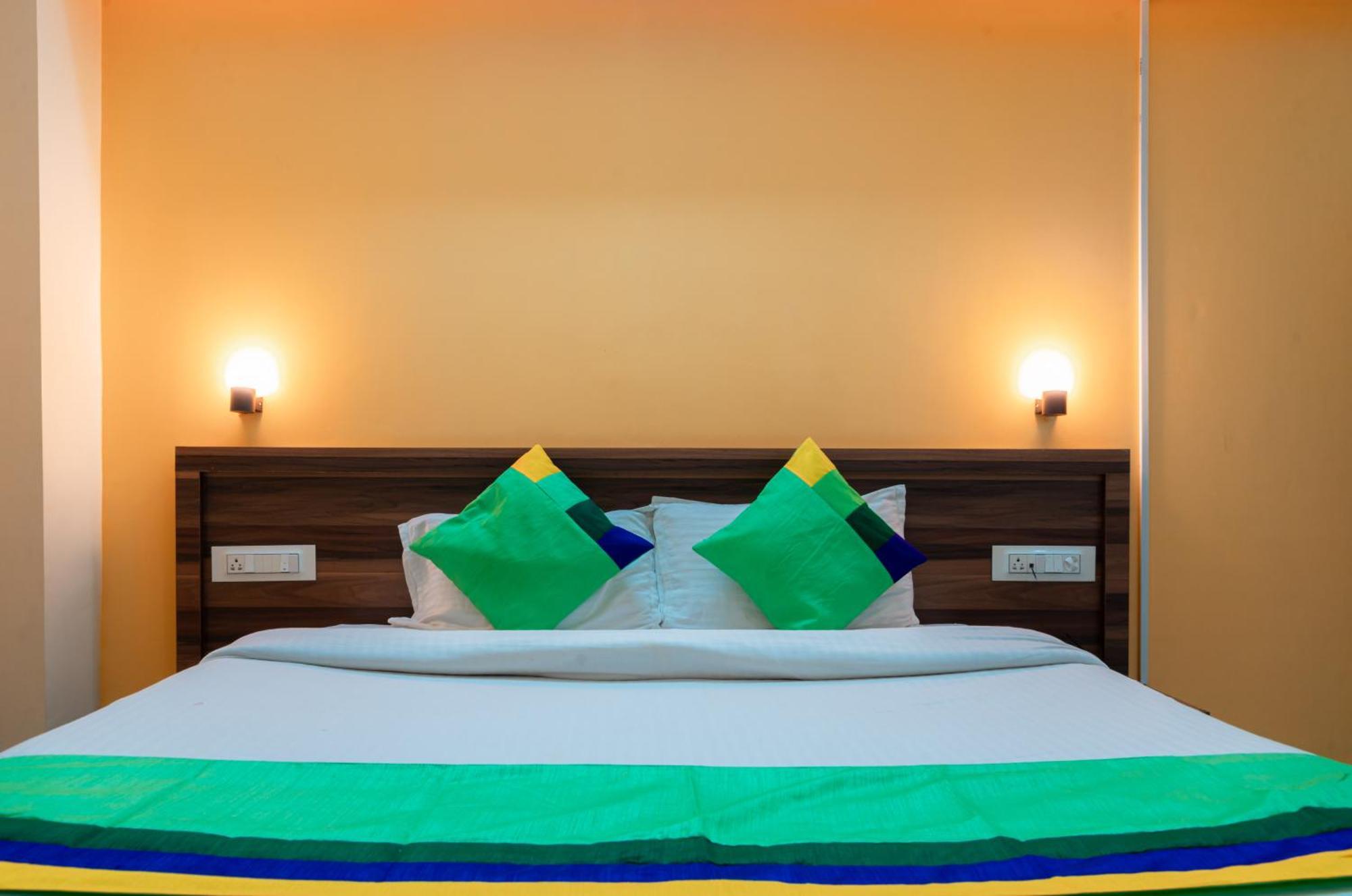 Treebo Trend The White Castle Hotell Pune Exteriör bild