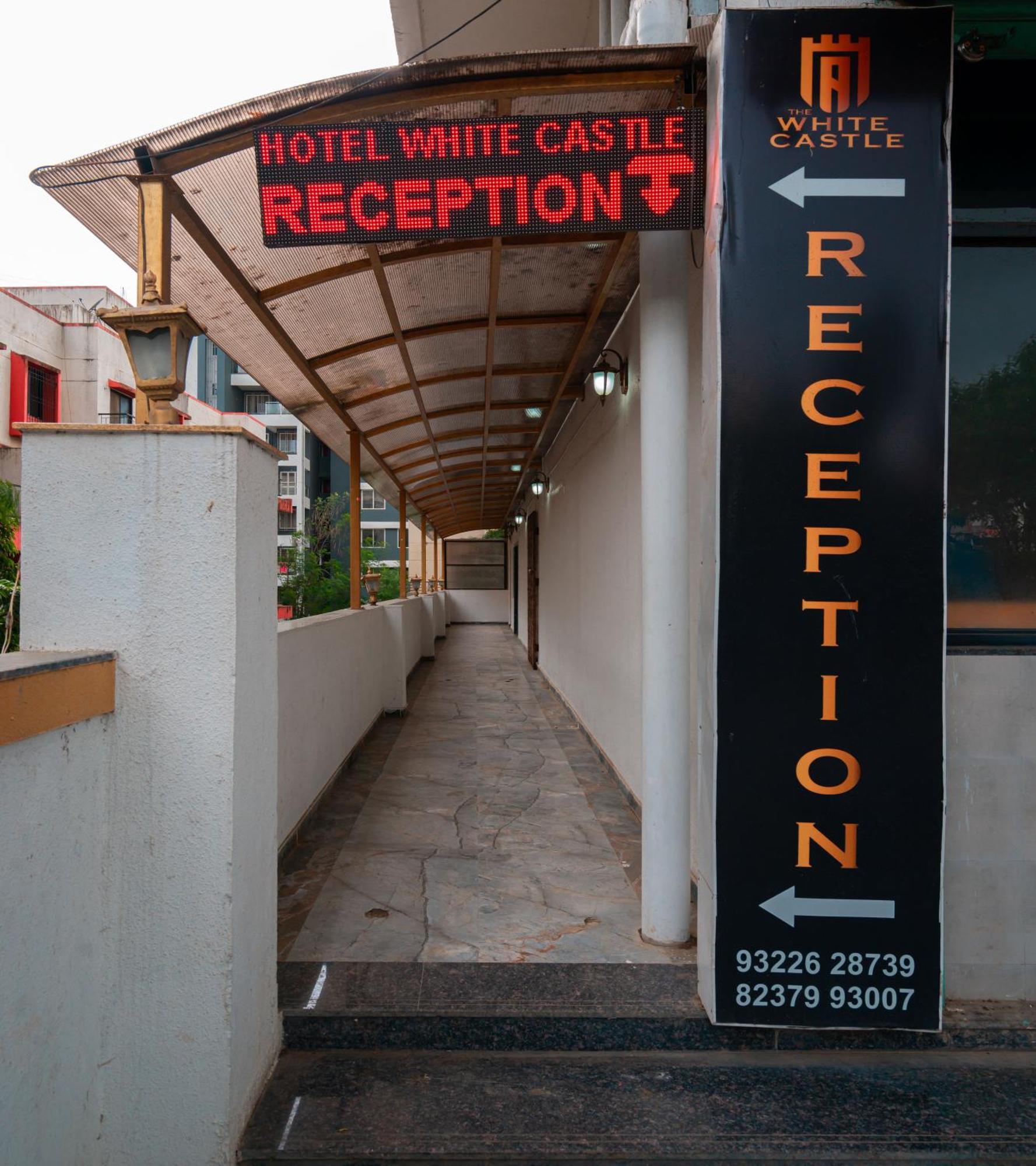 Treebo Trend The White Castle Hotell Pune Exteriör bild